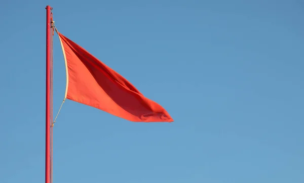 Grande Símbolo Bandeira Vermelha Emergência Sinal Perigo Com Fundo Céu — Fotografia de Stock