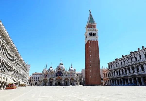 マルコ広場はまた Coronvirusによって引き起こされるロックダウン中に観光客なしでヴェネツィアのサン マルコ広場と呼ばれる — ストック写真