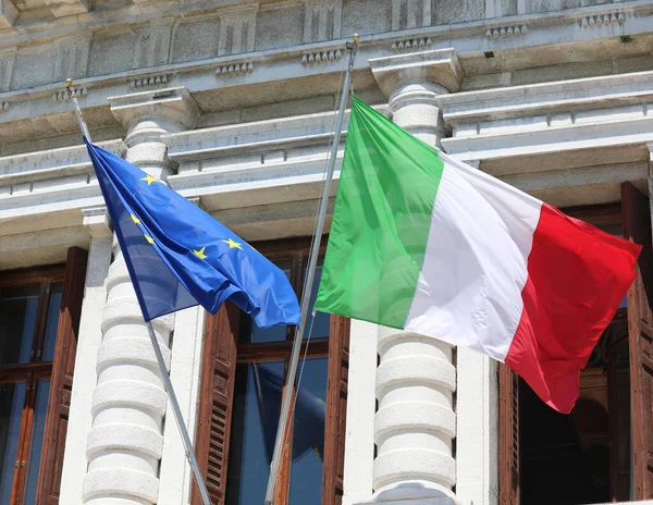 Grande Bandiera Italiana Bandiera Della Comunità Europea Durante Incontro Internazionale — Foto Stock