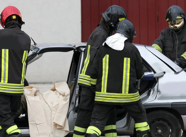 Bomberos Durante Rescate Después Del Accidente Tráfico —  Fotos de Stock