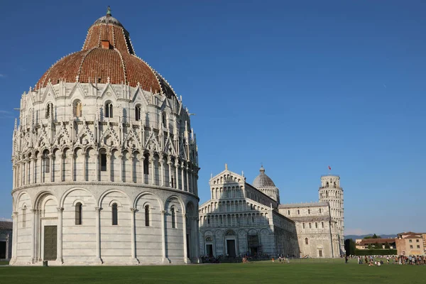 Πίζα Ιταλία Αυγούστου 2019 Βαπτιστήριο Και Κεκλιμένος Πύργος Στην Κεντρική — Φωτογραφία Αρχείου