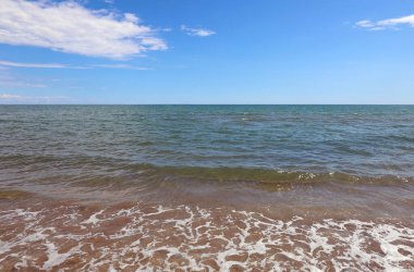 Deniz kıyısının çok basit bir zemininde gökyüzünde bazı bulutlar diğer fotoğraflar için ideal bir zemin oluşturur.