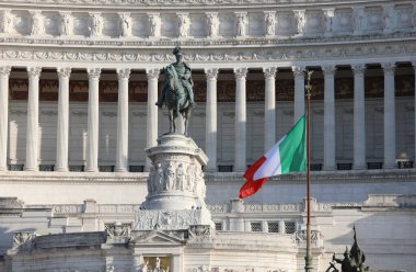 Roma şehrinde Altare della Patria veya Vittoriano adlı İtalya anıtı ve üç renkli bayrak ve binicilik heykeli