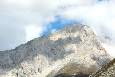 İtalya 'nın orta kesimindeki Abruzzo bölgesindeki en yüksek dağ olan Gran Sasso adındaki büyük kayalık.