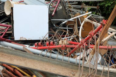 Kullanılmış nesneleri geri dönüştürebilmek ve çevreyi kirletmemek için onları geri dönüştürebilmek için büyük geri dönüşümlü çöp sahasında bulunan metal ve demir maddeler.