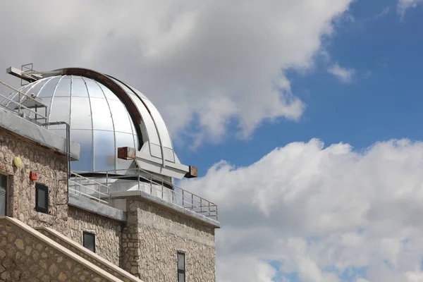 Große Stahlkuppel Mit Dem Teleskop Des Astronomischen Observatoriums Den Bergen — Stockfoto