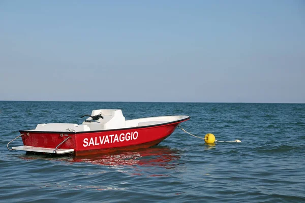 이탈리아어로 텍스트와 익사하고 사람들을 구출하기 바다에 모터보트 — 스톡 사진
