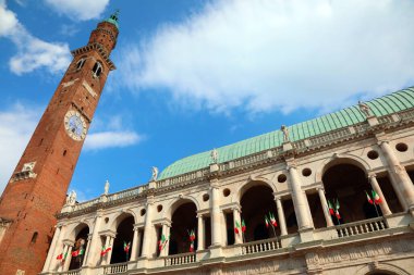 Vicenza şehrinde mimar Andrea Palladio tarafından tasarlanan ve İtalya 'nın üç renkli bayraklarıyla ve ARENGO adlı yüksek kulesiyle ünlü Bazilika Palladiana anıtı.