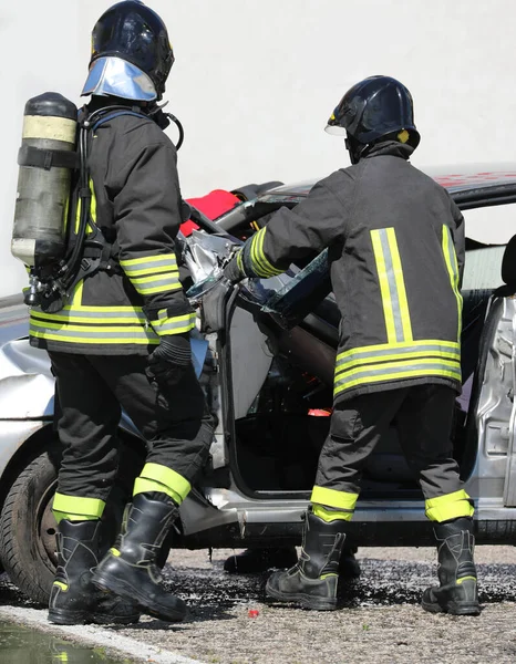 Пожежники Апаратом Дихає Під Час Аварії Розбитого Автомобіля — стокове фото