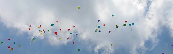 Veel Ballonnen Vliegen Blauwe Lucht Tijdens Het Feest — Stockfoto