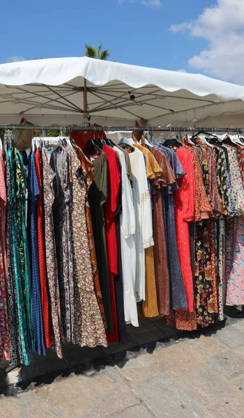 Oblečení Prodej Venkovním Trhu Stánku Létě — Stock fotografie