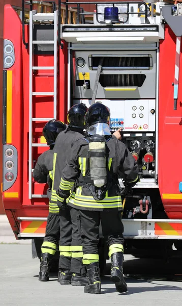 Trabalho Equipe Dos Bombeiros Caminhão Bombeiros Vermelho Durante Emergência — Fotografia de Stock