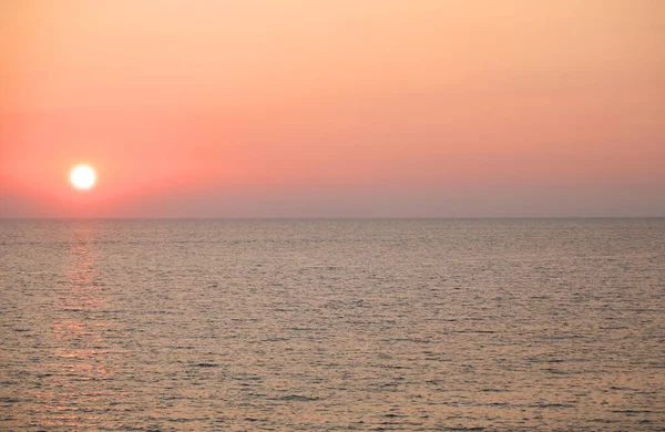 Büyük Güneş Ilık Renkler Okyanus Suyunun Üzerinde — Stok fotoğraf