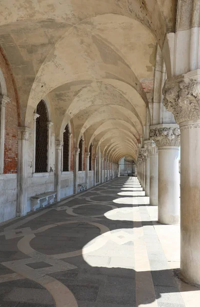 イタリアのヴェネツィアのデュカル宮殿のアーケードの下でロックダウン中の人々なし — ストック写真