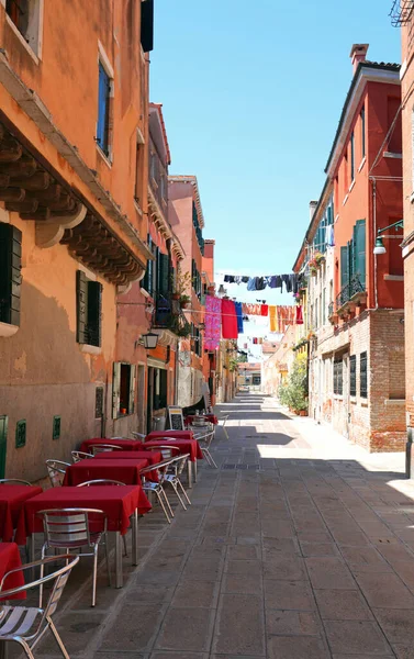 ヴェネツィア島のフレスコ画のバーのテーブルと椅子はロックダウン中に人々なしで — ストック写真