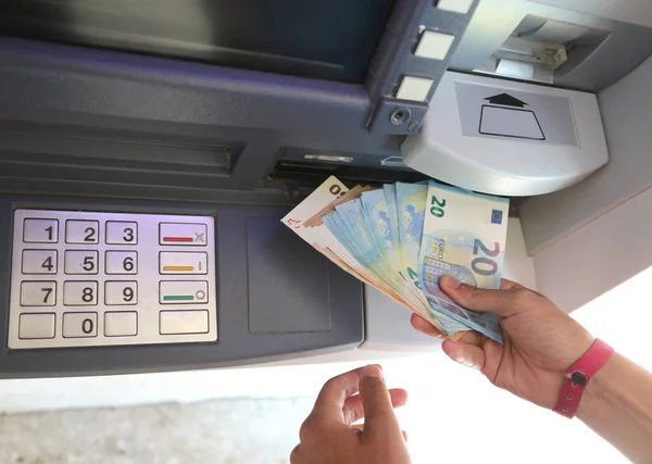 Eurobankovky Které Právě Odešly Bankomatu Ruka Která Zadání Pin Vyzvedla — Stock fotografie