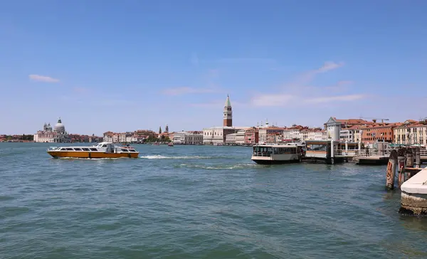 Muy Pocos Barcos Navegando Laguna Venecia Italia Debido Tremenda Ciudad —  Fotos de Stock