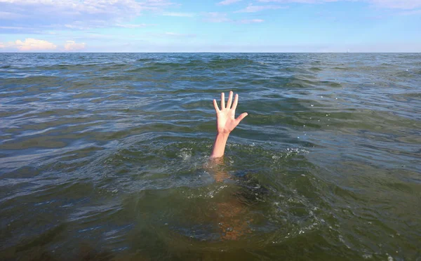 Handen Den Nödställda Som Väg Att Drunkna Mitt Havet — Stockfoto