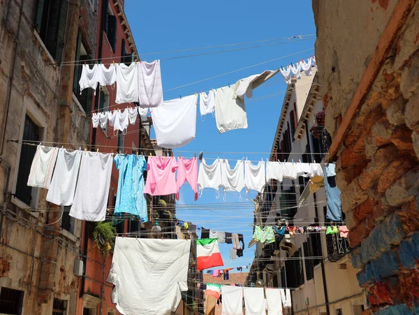 Many Clothes Hanging Out Drying Sun Narrow Street Typical Italian — Stock Photo, Image