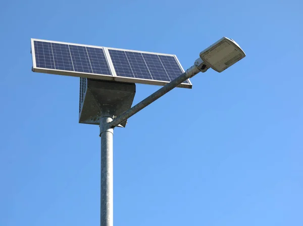 Λάμπα Που Λειτουργεί Ηλιακή Ενέργεια Και Τον Φωτοβολταϊκό Πίνακα Για — Φωτογραφία Αρχείου