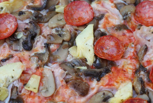 Detail Van Pizza Genaamd Capricciosa Met Champignons Artisjokken Pittige Salami — Stockfoto