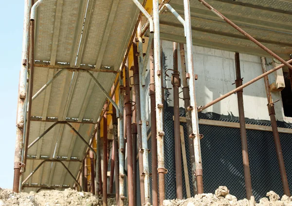 Muchos Andamios Sitio Construcción Durante Renovación Edificio Con Materiales Para — Foto de Stock