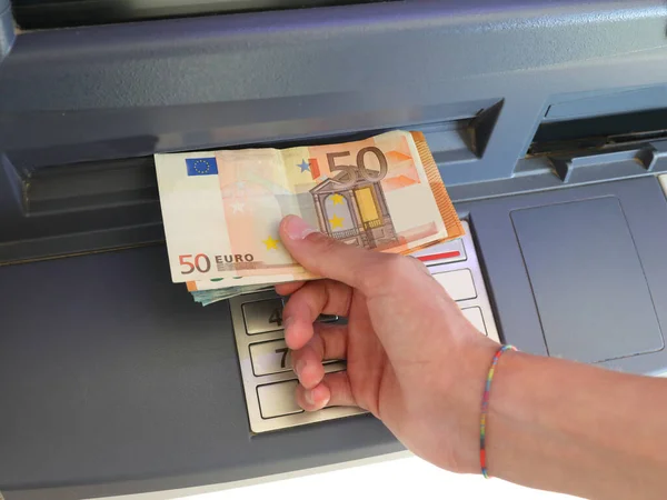 Χέρι Συλλογή Τραπεζογραμματίων Στην Ευρώπη Από Ατμ Για Ψώνια — Φωτογραφία Αρχείου