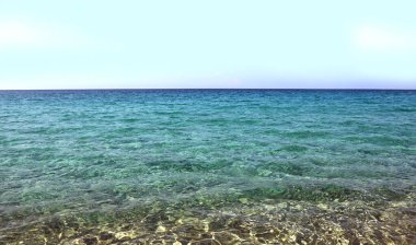 Yazın insanlar olmadan denizin berrak suları