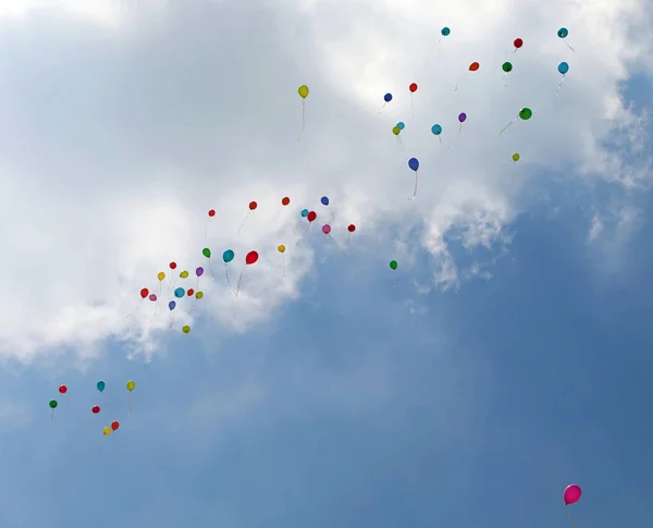 青い空を飛ぶ多色の気球の多くは — ストック写真