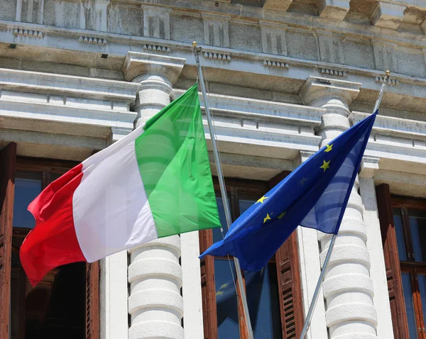 国际会议期间 意大利国旗和欧盟旗帜在大楼外飘扬 — 图库照片