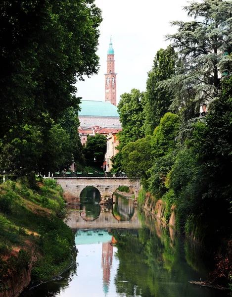 イタリアのヴィチェンツァにあるバジリカ パラディアナ Basilica Palladiana という記念碑とポンテ Ponte Furo という古代の橋 — ストック写真