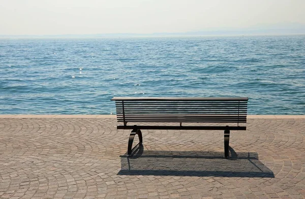 Bench Shore Placid Water Symbol Tranquility Relaxation People — Stock Photo, Image