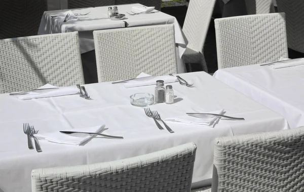 Set Asztal Fehér Abroszok Fehér Székek Éttermekben Várja Turistákat — Stock Fotó