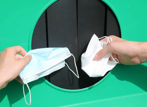 Dos Manos Tirando Máscaras Quirúrgicas Usadas Después Usarlas Para Protegerse — Foto de Stock