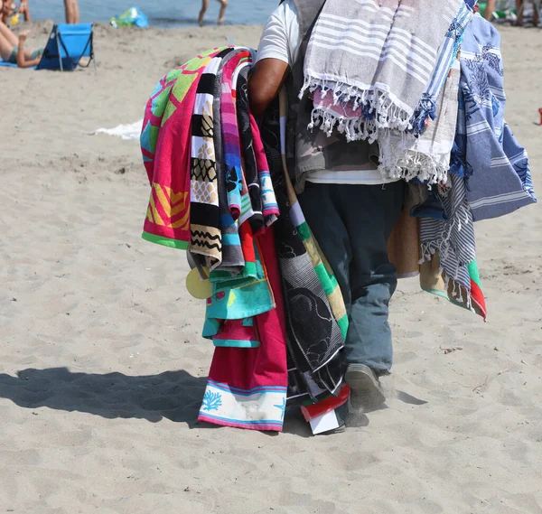 Vendedor Ambulante Con Toallas Playa Que Vende Sus Productos Playa —  Fotos de Stock