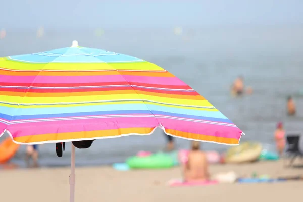 Bunter Sonnenschirm Strand Mit Badegästen Die Sich Während Der Sommerferien — Stockfoto