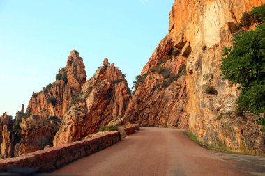 Fransız Korsika 'sında nefes kesici kırmızı kayaları geçen D81 Route adında manzaralı bir yol.