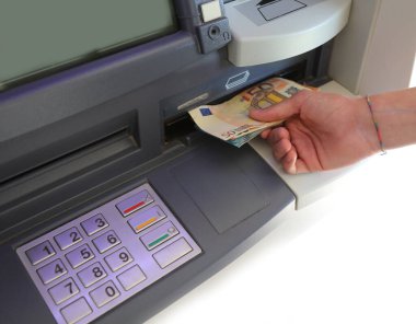 Avrupa kentinde ATM ve sayısal tuş takımı ve avro banknotlarıyla el ele