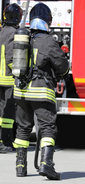 Bombero Con Cilindro Oxígeno Del Aparato Respiratorio Autónomo Durante Una —  Fotos de Stock