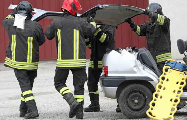 Teamwork Van Brandweerlieden Actie Tijdens Redding Van Gewonden Het Auto — Stockfoto