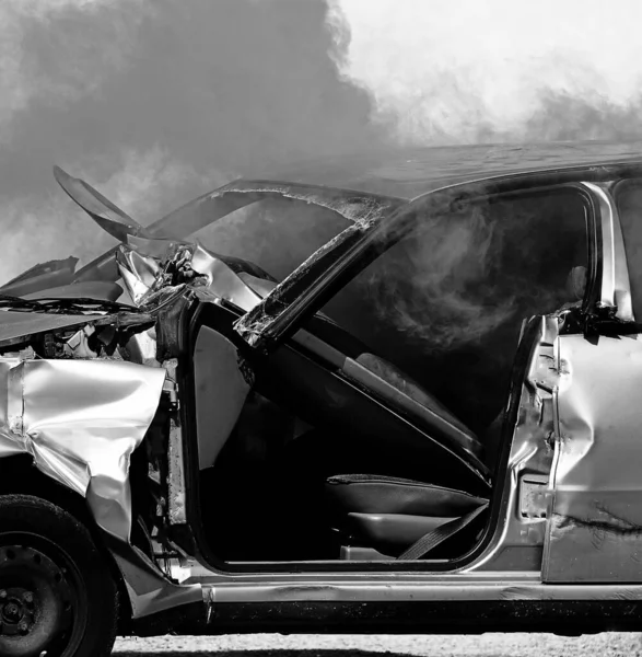 Voiture Cassée Après Accident Fumée Dense Avec Effet Noir Blanc — Photo