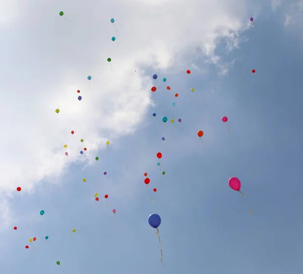 お祝いの間に空に多くの色のついた風船 — ストック写真