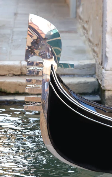 Proa Barco Gôndola Veneza Com Forma Típica Que Simboliza Sete — Fotografia de Stock