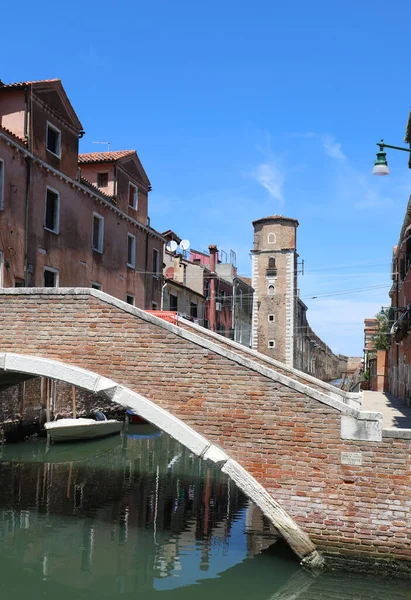 Αρχαία Γέφυρα Του Νησιού Της Βενετίας Στην Ιταλία Χωρίς Ανθρώπους — Φωτογραφία Αρχείου