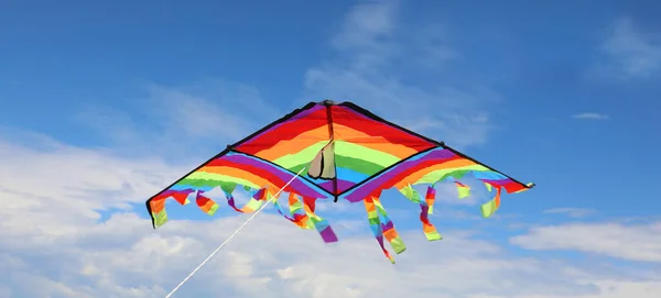 Kleurrijke Veelkleurige Vlieger Met Felle Kleuren Achtergrond Van Blauwe Lucht — Stockfoto