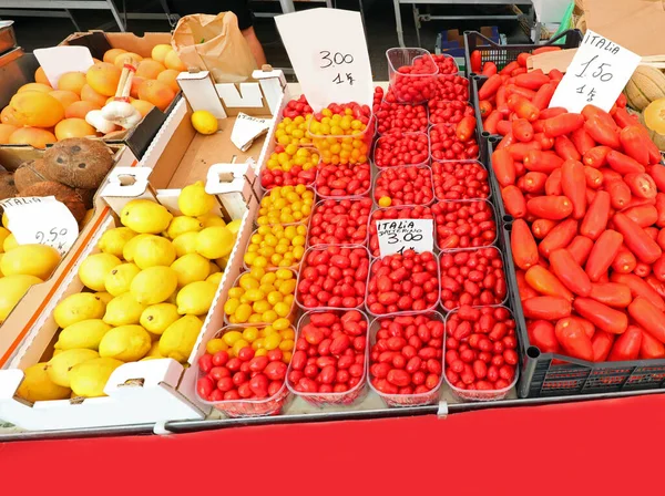 Овочевий Ринок Великою Кількістю Червоних Стиглих Помідорів Жовтих Лимонів Продажу — стокове фото