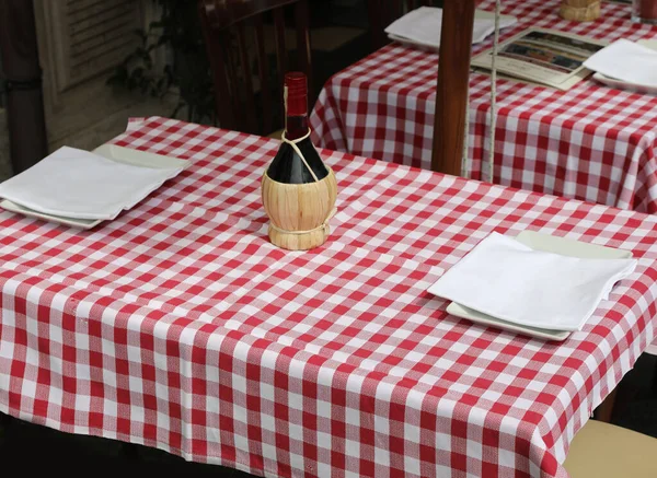 Rode Witte Geruite Tafelkleden Met Een Fles Rode Wijn Italiaanse — Stockfoto