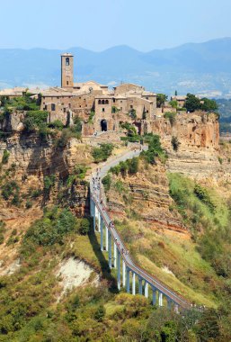 İtalya 'nın orta kesiminde Civita di Bagnoregio adlı tepe köyü sadece vadi üzerinde uzun bir köprü kullanarak ulaşılabilir.