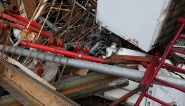 Kullanılmış nesneleri geri dönüştürebilmek ve çevreyi kirletmemek için onları geri dönüştürebilmek için büyük geri dönüşümlü çöp sahasında bulunan metal ve demir maddeler.