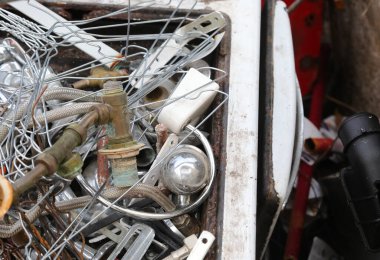 Kullanılmış nesneleri geri dönüştürebilmek ve çevreyi kirletmemek için onları geri dönüştürebilmek için büyük geri dönüşümlü çöp sahasında bulunan metal ve demir maddeler.